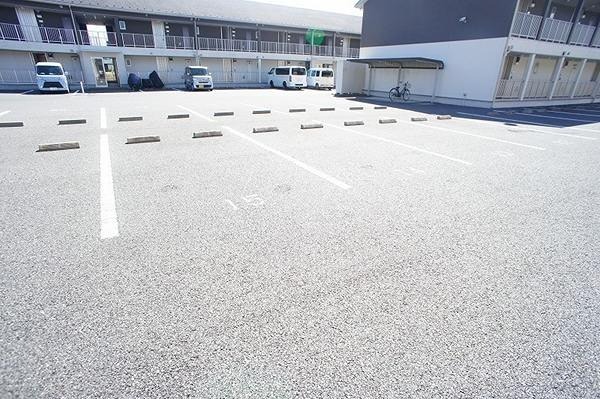 ルミナス請西東A 駐車場